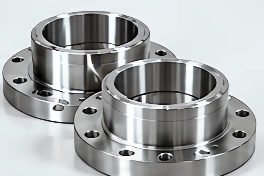 Kỹ thuật viên kiểm tra kích thước mặt bích inox bằng thước cặp