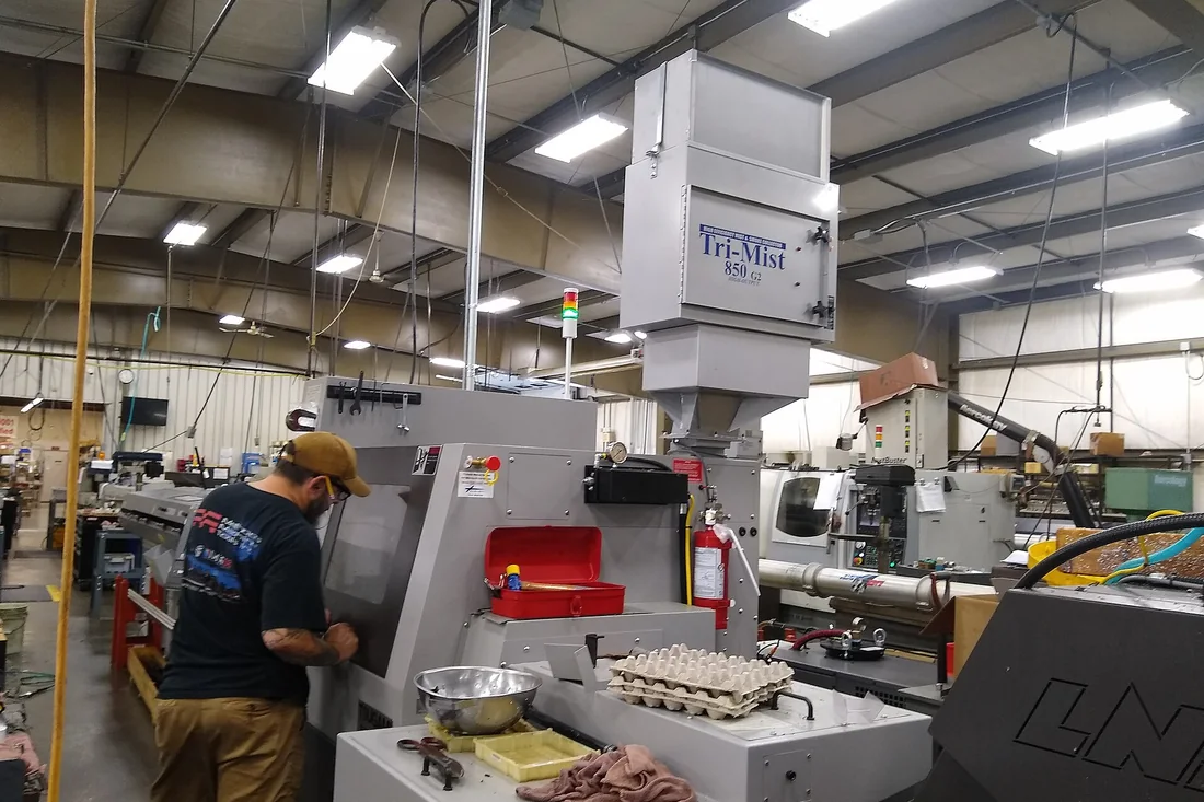Hai mặt bích DN100 theo JIS 10K và ANSI Class 150 đặt chồng để so lỗ bu lông